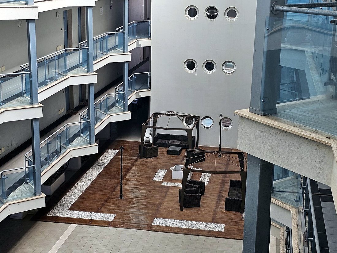 L'atrio del residence, con la zona salotto