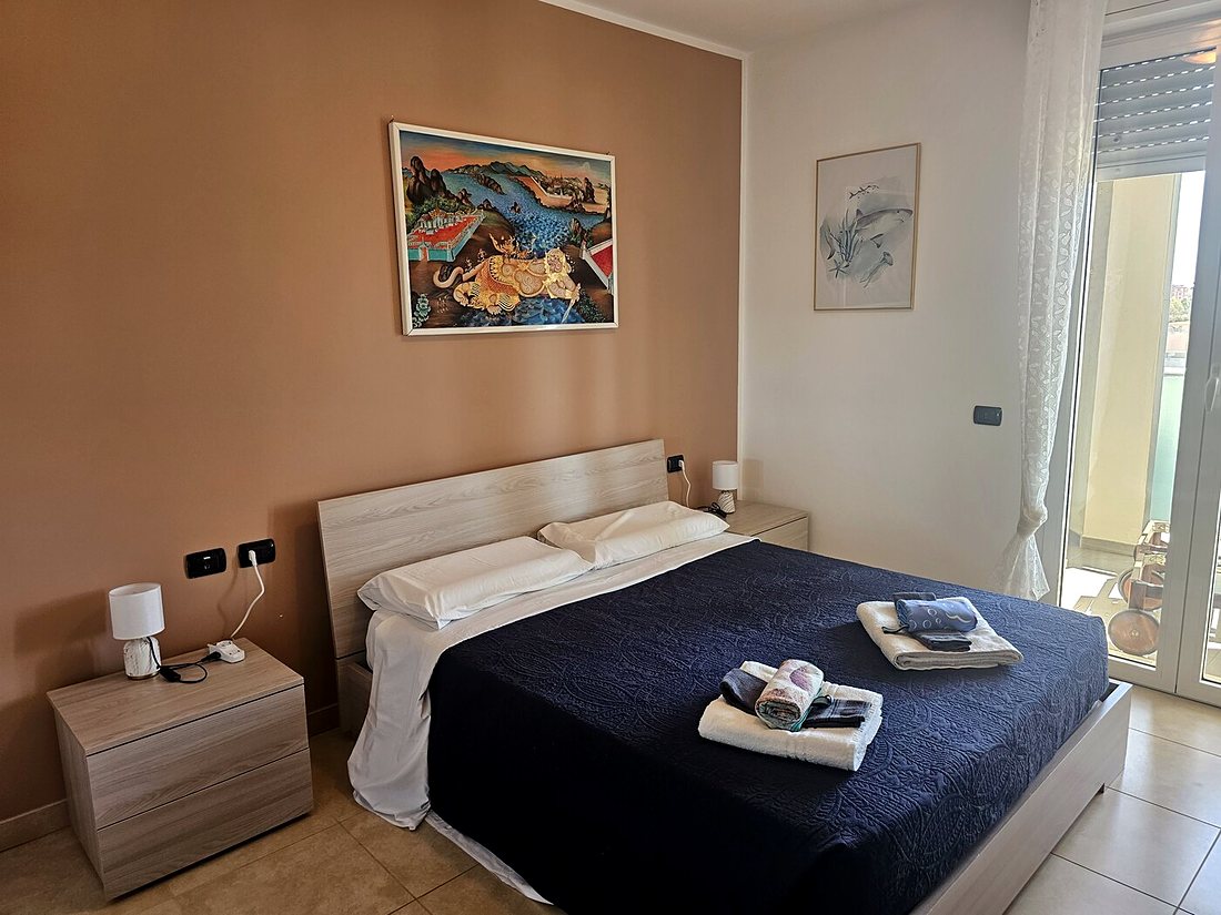 La camera da letto, con gli asciugamani pronti