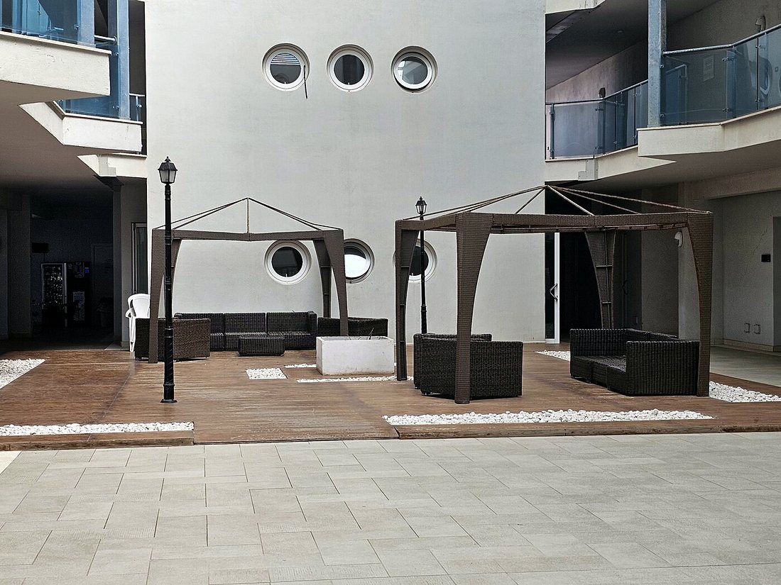 La corte interna del residence, con i gazebo