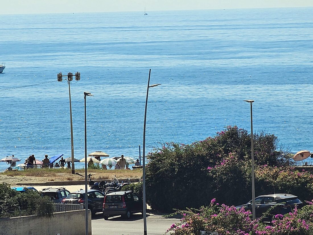 Il mare e la spiaggia sotto casa, con le buganvillee