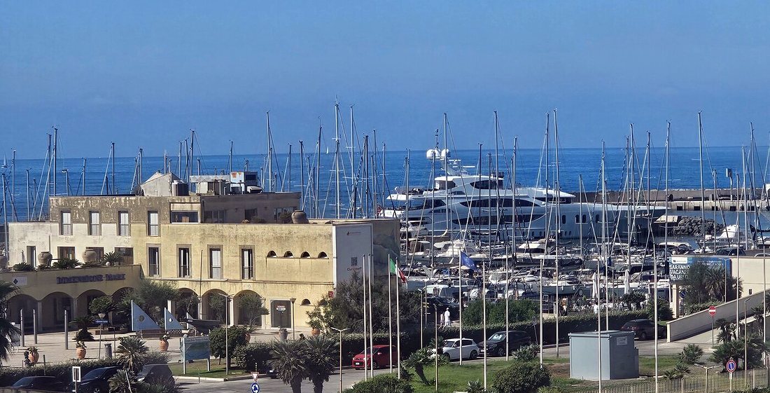 Il porto turistico e il mare visti dal terrazzo, con le barche ormeggiate
