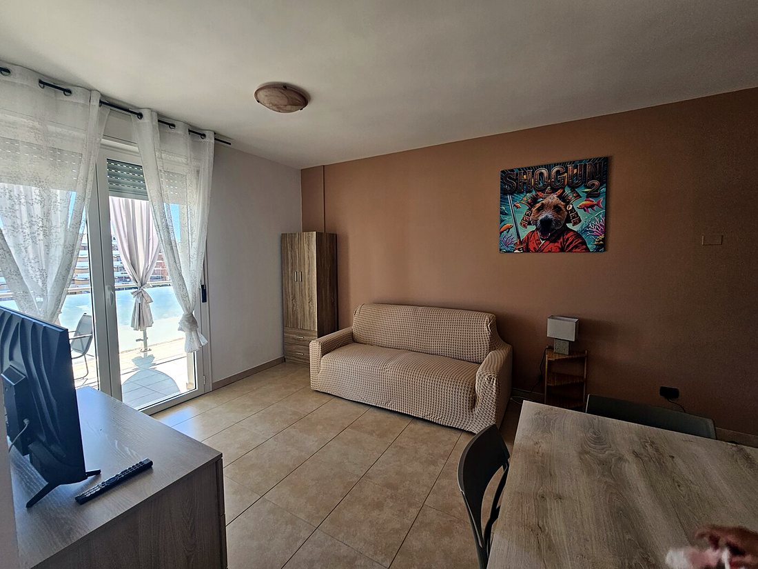 Il soggiorno con il divano e la luce del terrazzo