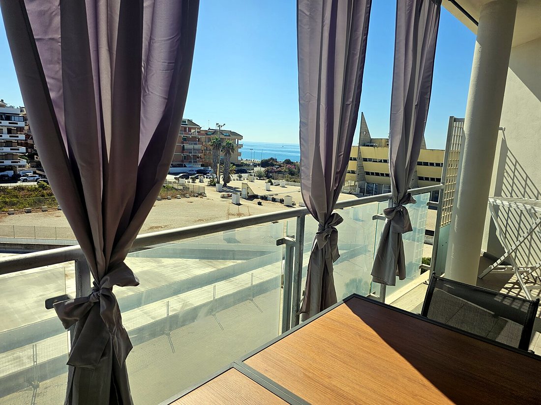 Il mare e la spiaggia dal terrazzo, fra le tende