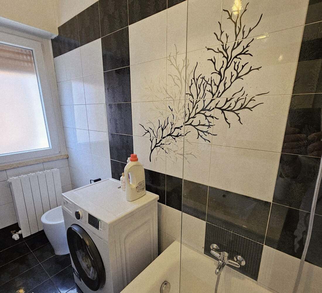 Il bagno, con lavatrice