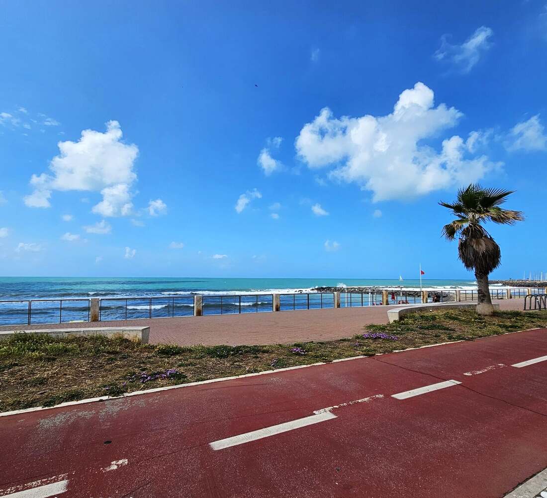 La pista ciclabile lungo il mare