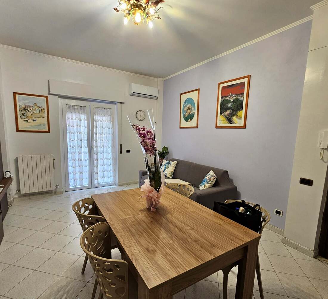 Soggiorno con tavolo da pranzo e divano