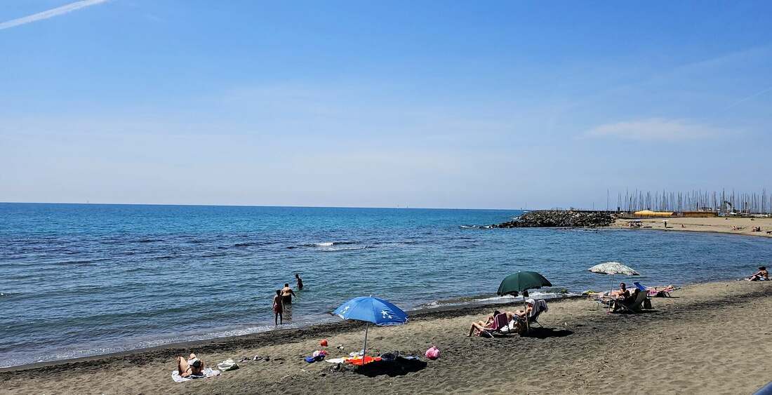 La spiaggia di Ostia davanti alla casa