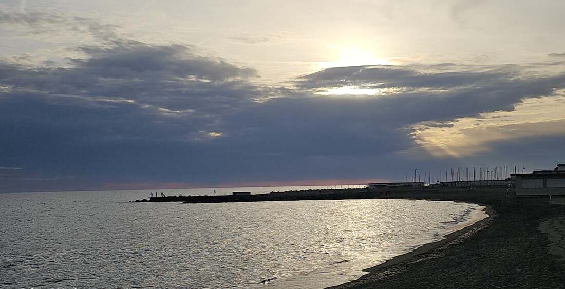 Il tramonto sul mare di Ostia, a pochi minuti dalla casa