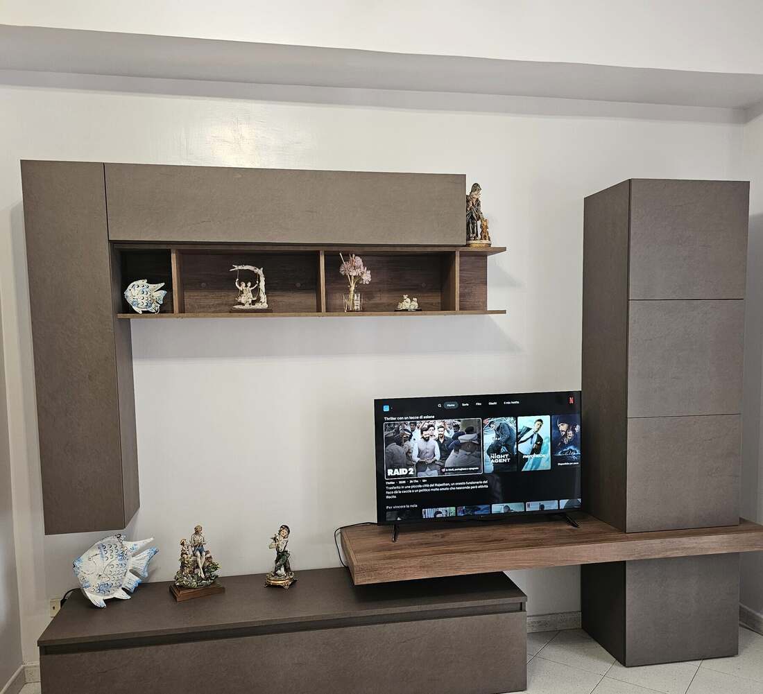 Smart TV con Netflix in soggiorno